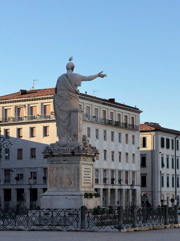 Livorno, monumento e piazza nel centro città